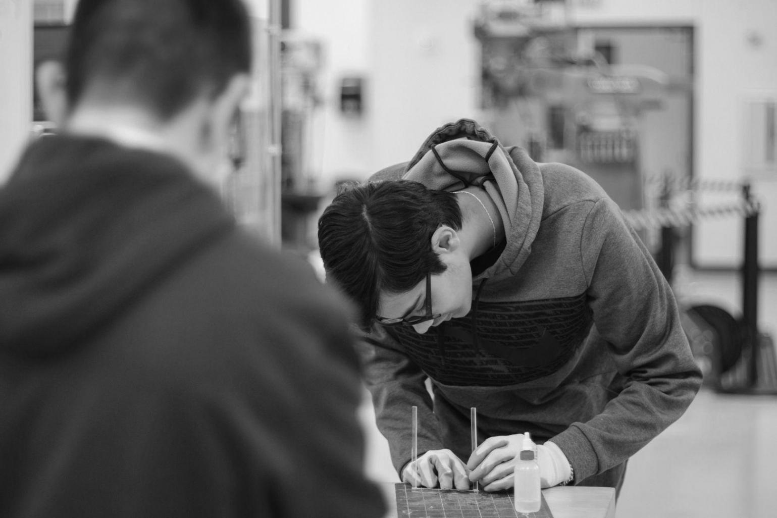 Estudiante trabajando en su planificación financiera personal con calendario presupuestario